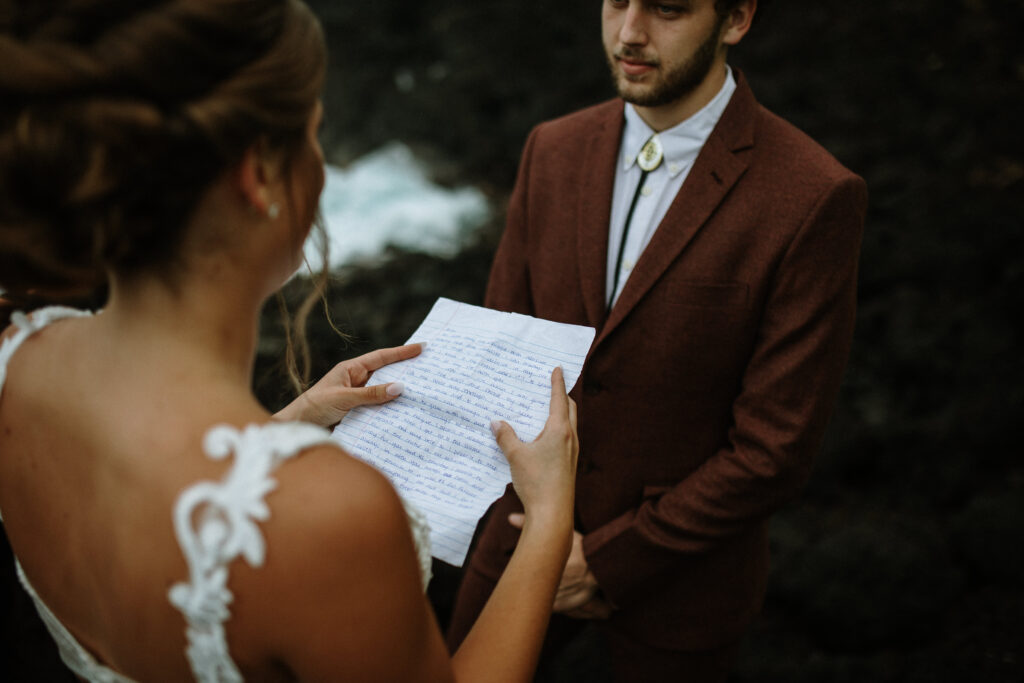 hawaii elopement photographer vow reading